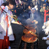 大きな饅頭を作っています