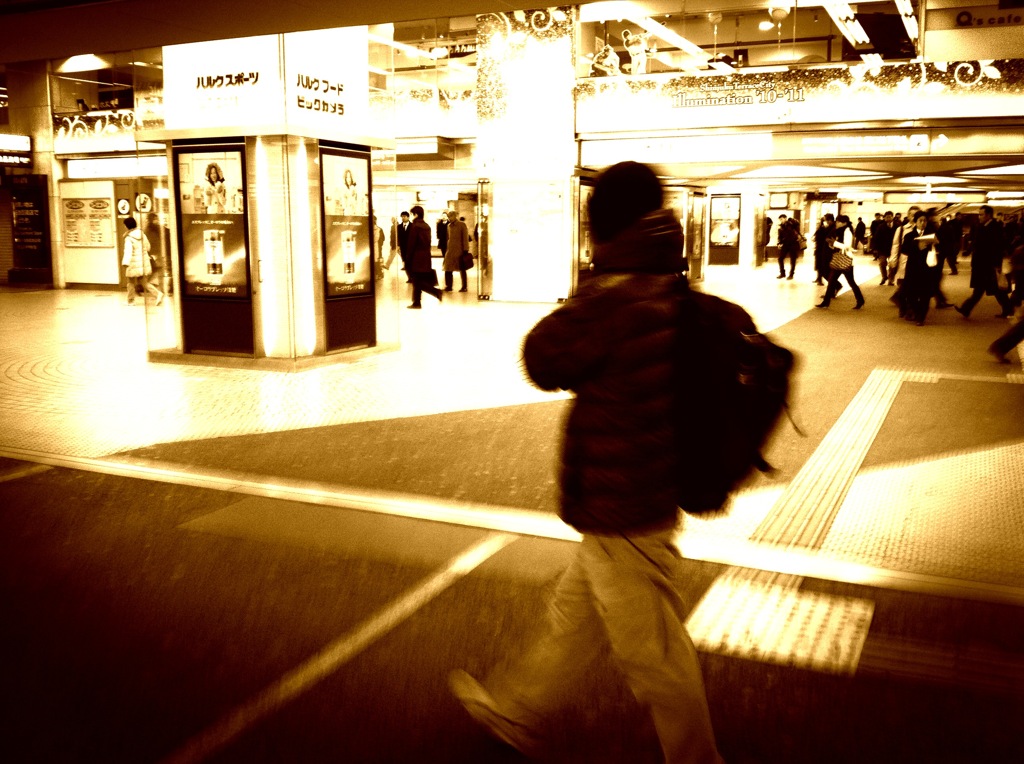 早朝の新宿駅。