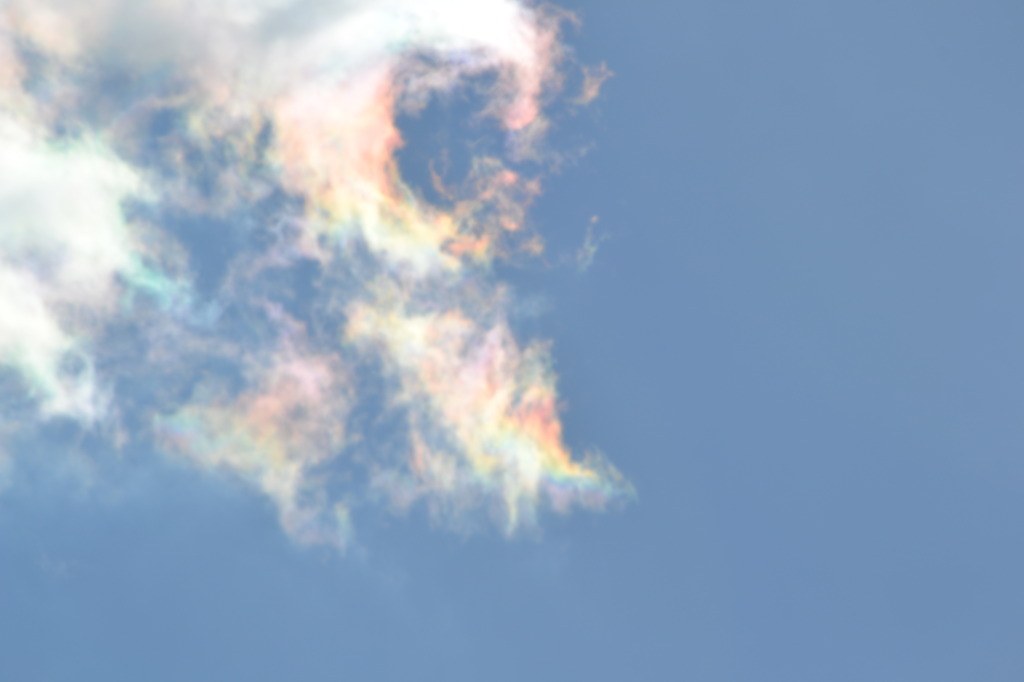 虹色に輝く雲