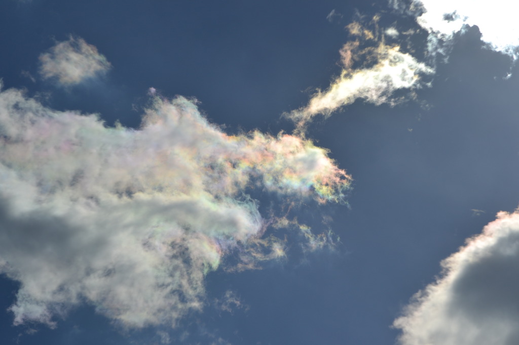 虹色に輝く雲