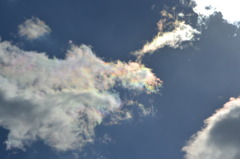 虹色に輝く雲
