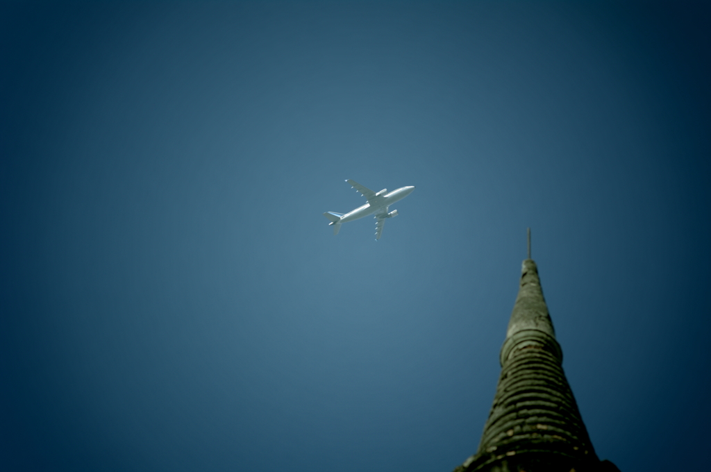 廃寺と飛行機と