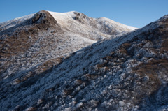 薄化粧の山