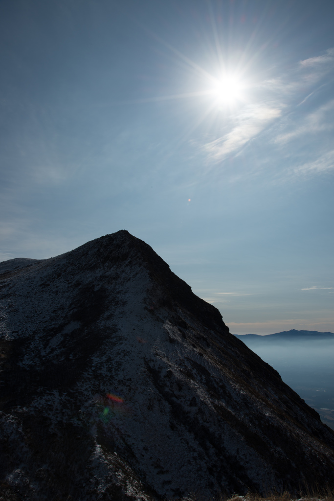 シルエットの山