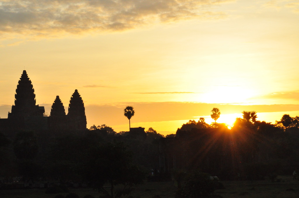 朝日に映えるアンコールワット
