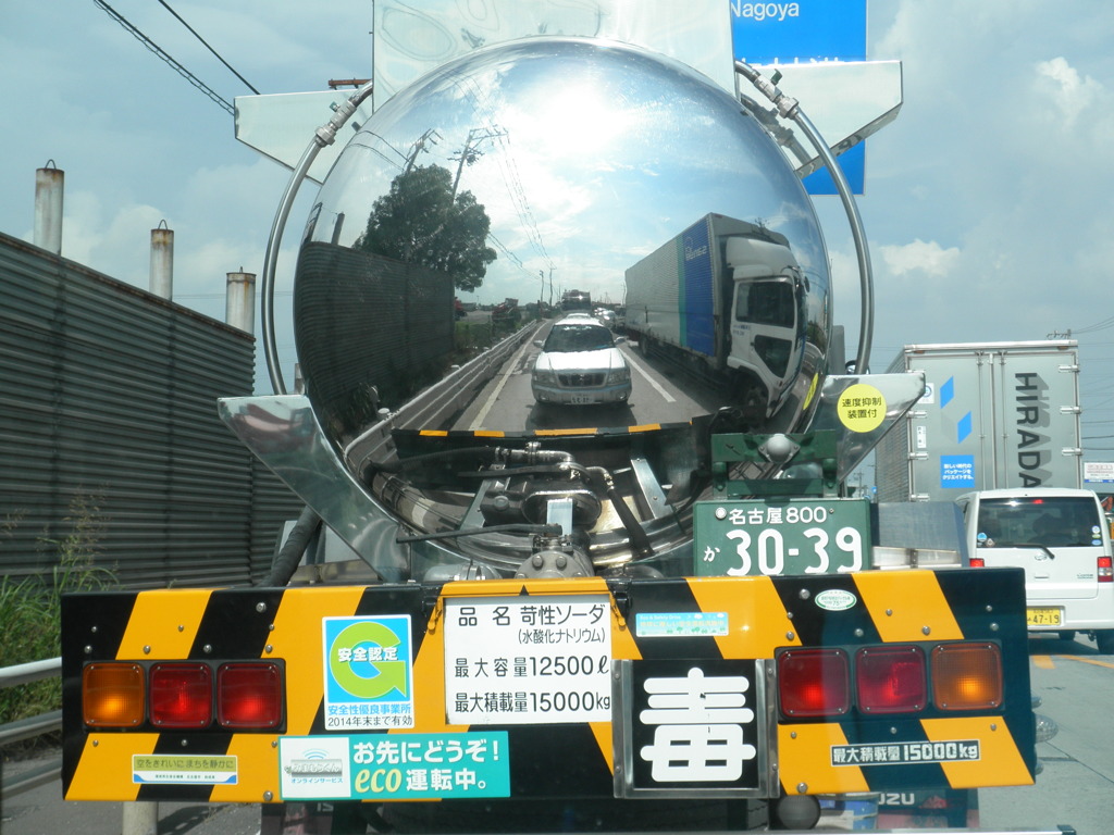 毒を運ぶタンク車