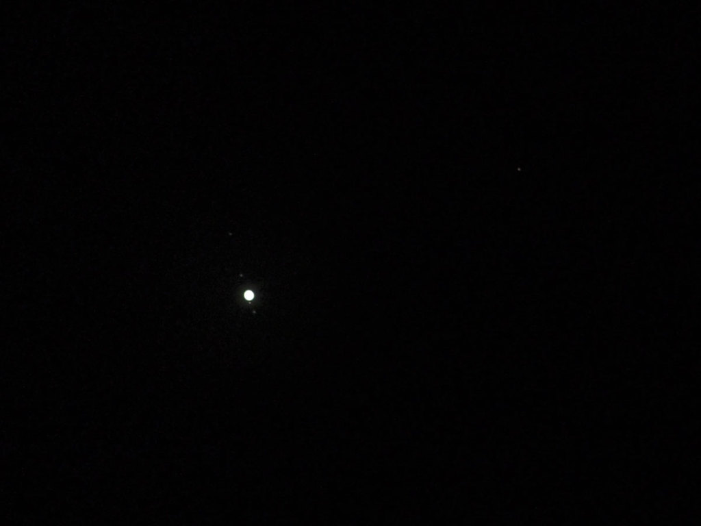 月の右には木星があります。