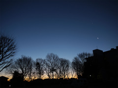 初日の出前の朝焼け、金星、月