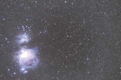 オリオン大星雲と西に広がる淡い散光星雲