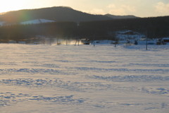 夕焼けの雪原を走る