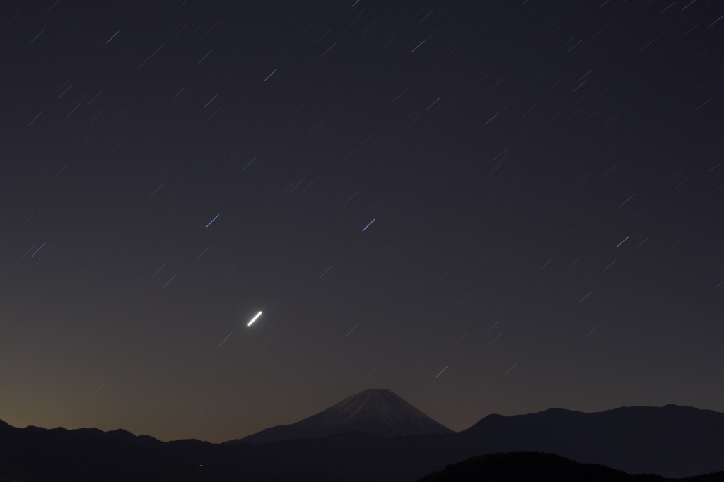 星空に浮かぶ富士