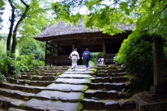 山門へ向かう華二つ
