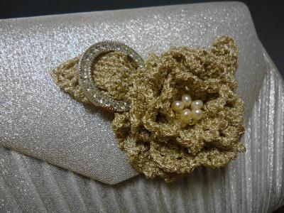 ゴールドのコサージュ