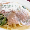 生ハムとほうれん草のトマトクリーム。