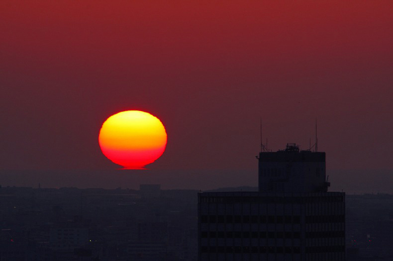 　日本海に落ちる