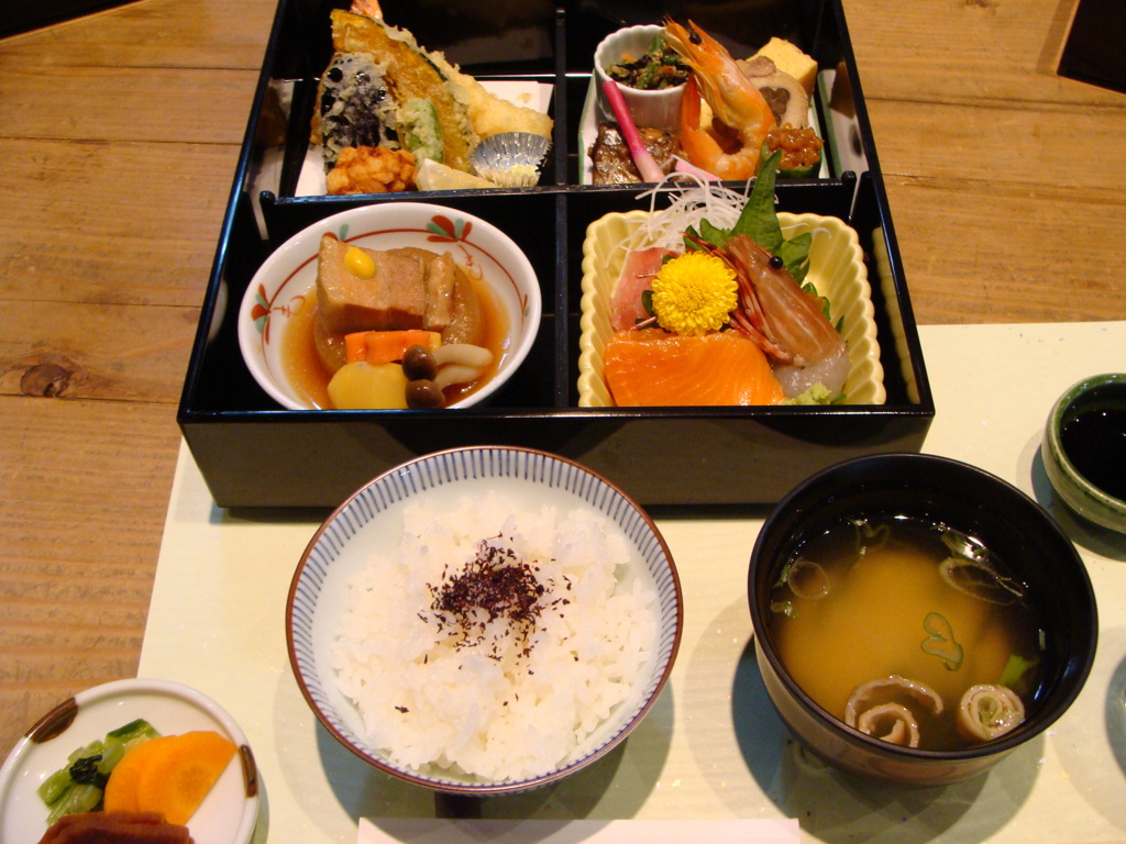 酒蔵で食べる、飲む