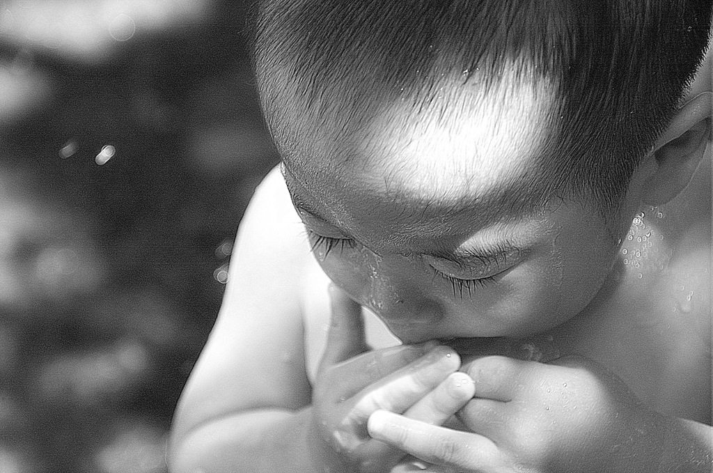 Taka(二人目の孫）水遊びに興ずる3