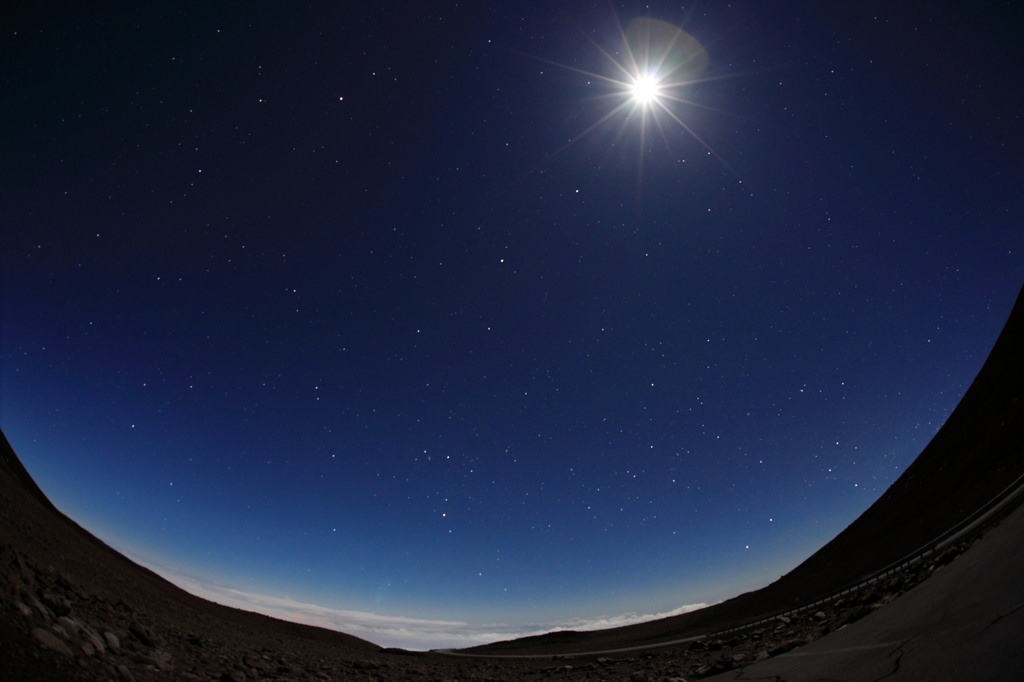 満天の星空と月