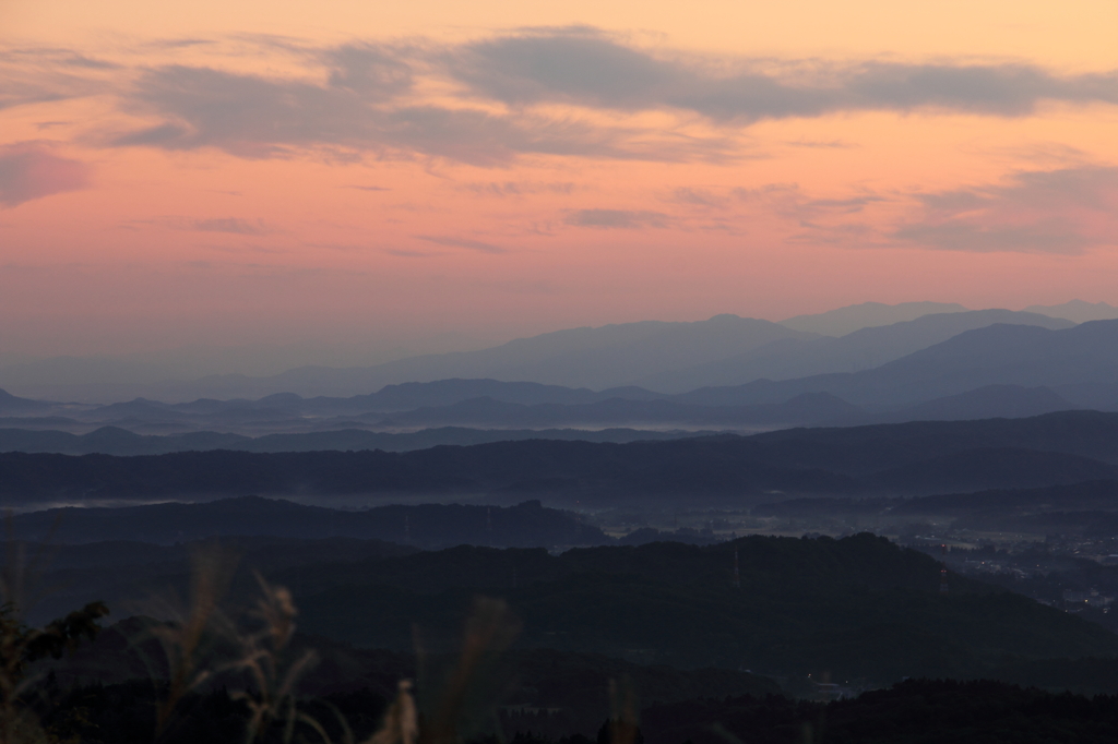 夜明け前の山並み　