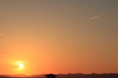 夕日と飛行機雲