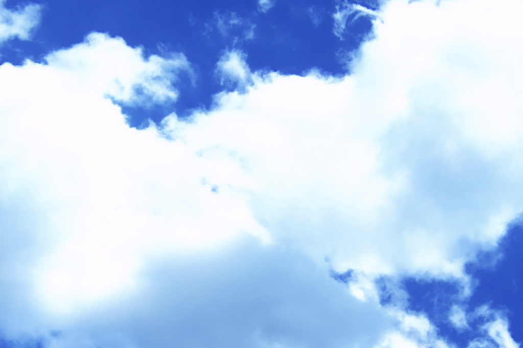 海のような青空、雲
