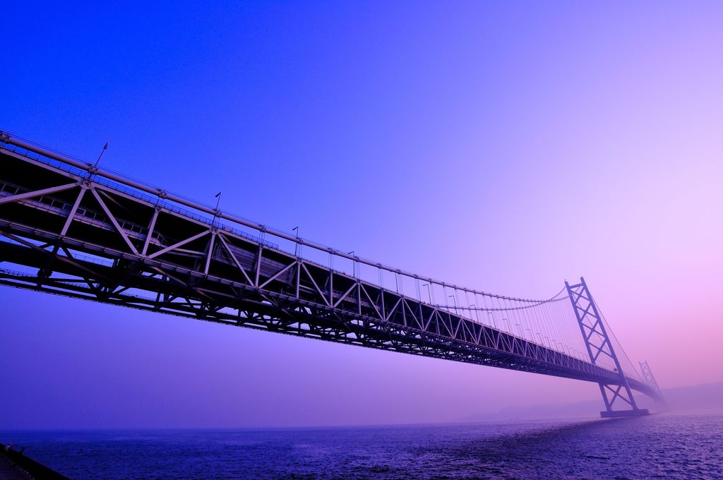 青い明石海峡大橋