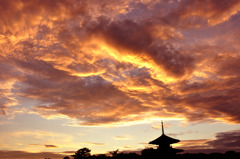 夕焼けの法起寺