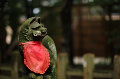 睨む