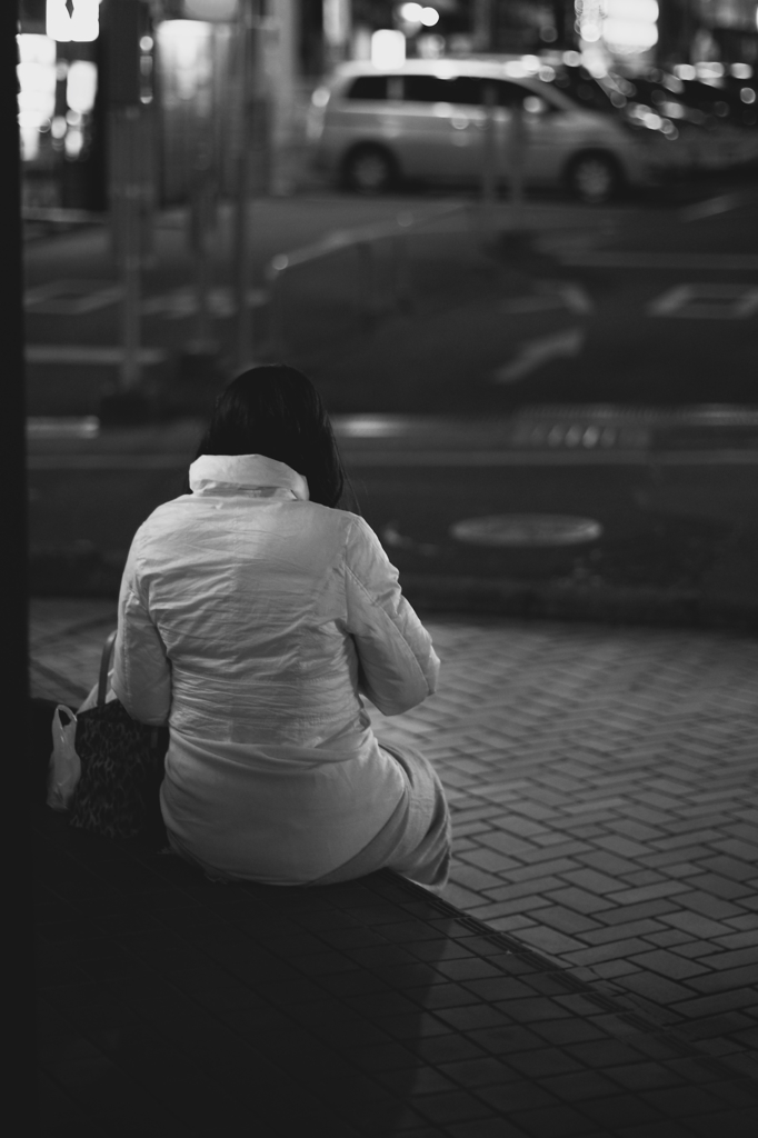 夜の街角に一人.