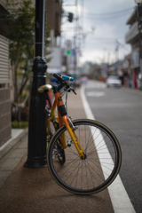 寄りかかる.