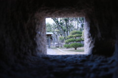 穴の向こう…