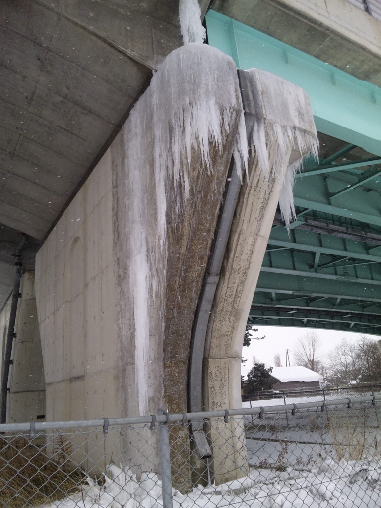 橋の下の　氷の芸術