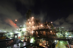 夜の工場