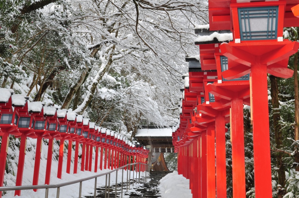 雪と朱灯籠