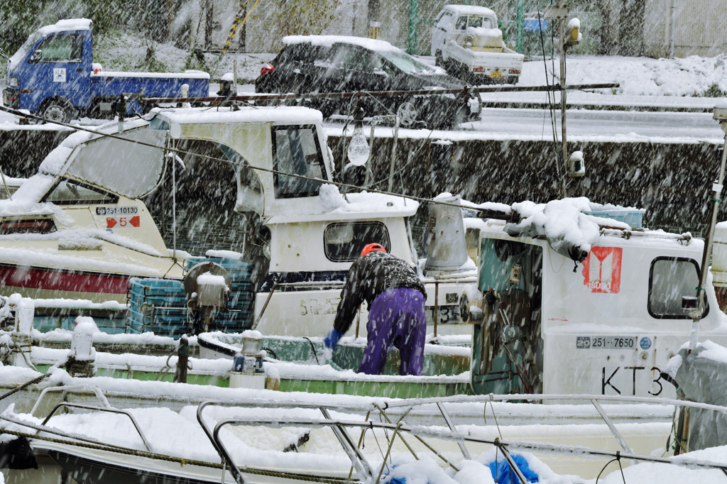 雪の中で働く人々 3