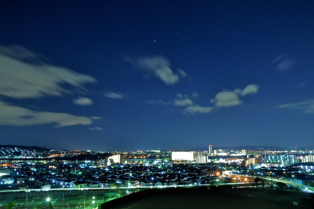夜空を照らす街の灯り