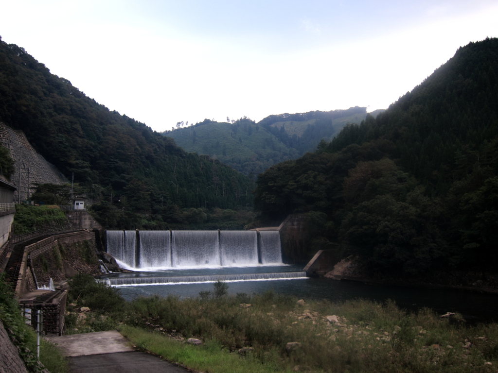 堰堤のある風景