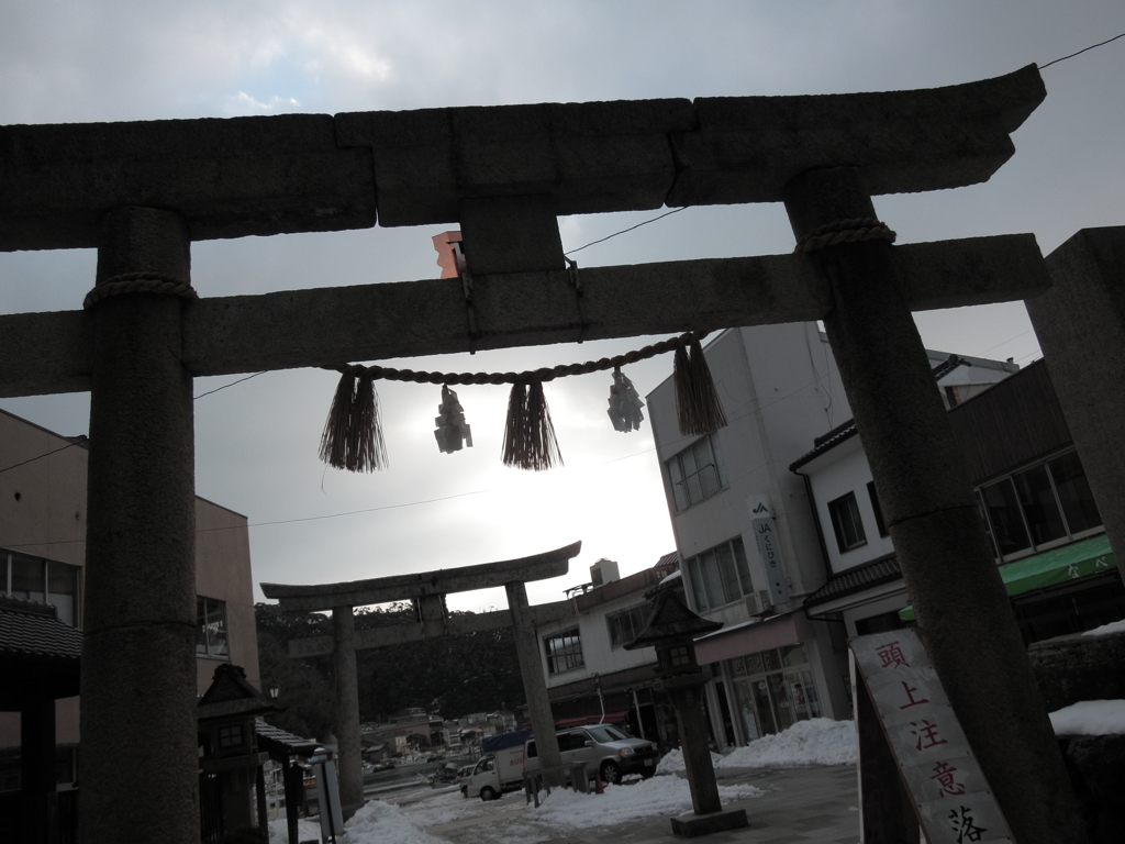 鳥居を潜って