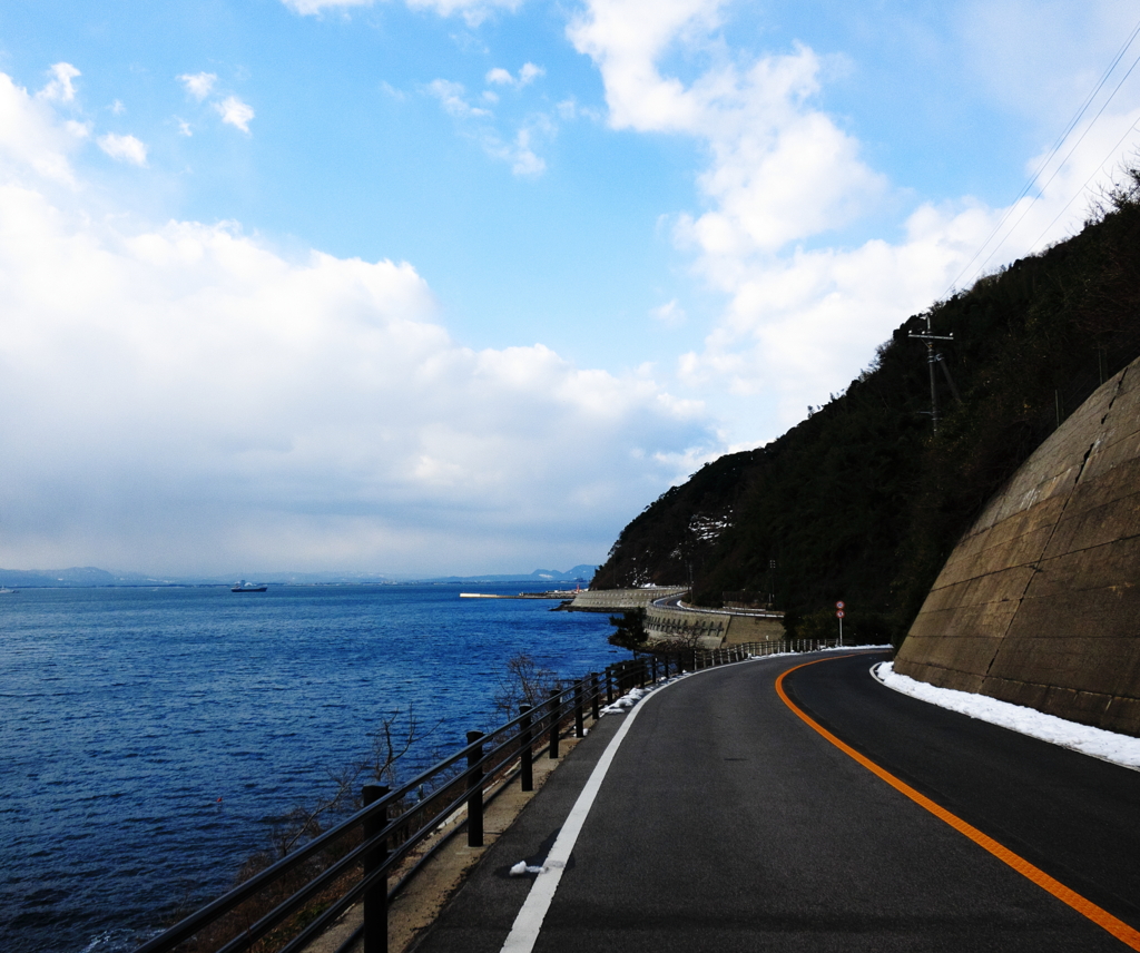 道と海、空