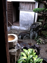 日向めぐり　　雨上がりの厠