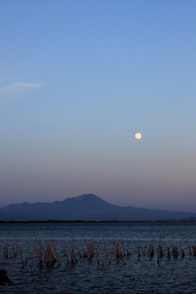 大山に月
