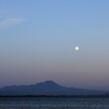大山に月