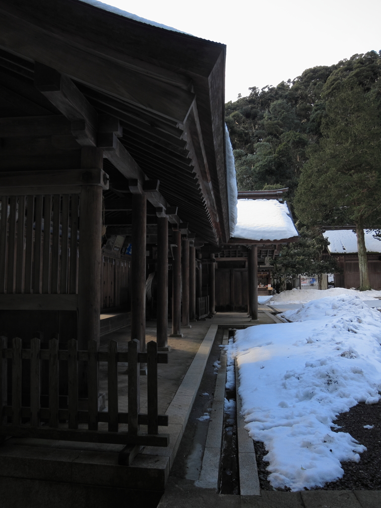 境内にて