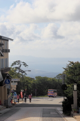 見送りの風景、遠くに弓ヶ浜。