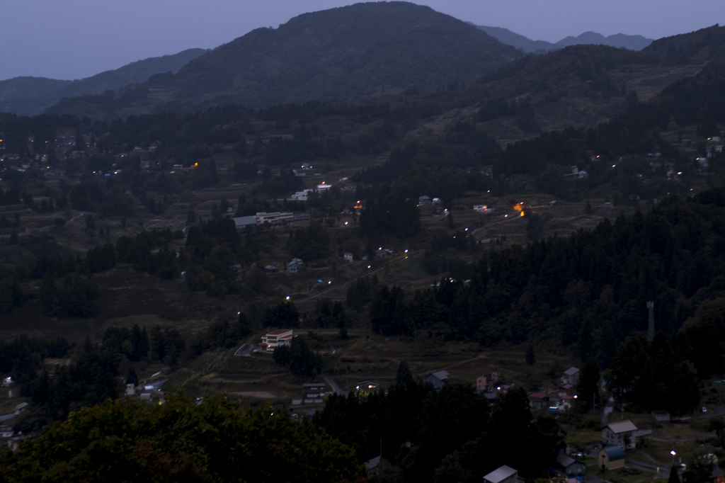 小雨降る里山の灯り