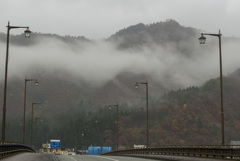 雲かかる坂戸山
