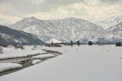 雪山と川