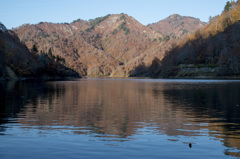 日が傾く頃の湖