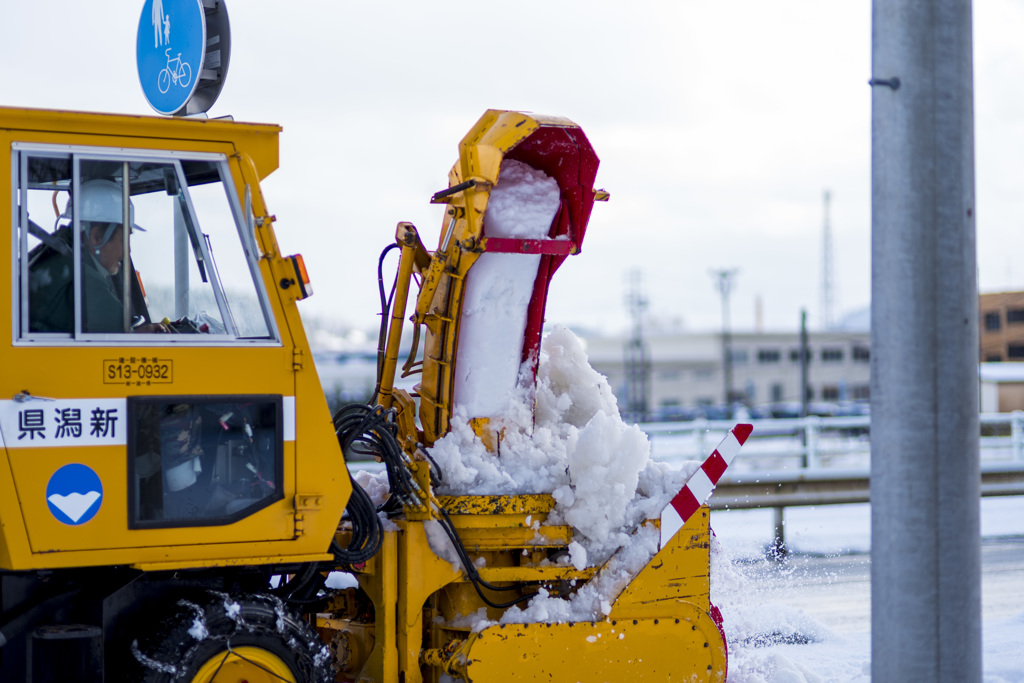 歩道用ロータリ除雪車