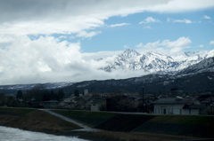 雲切れる山